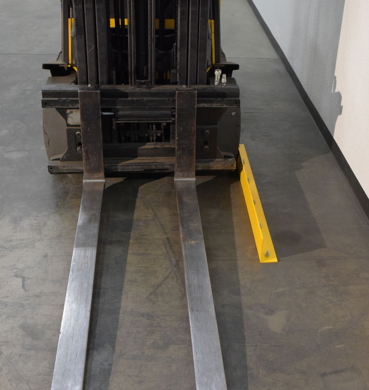 Bordillo de piso con protección de seguridad en línea de Vestil Manufacturing Corp– – Ahora disponible en MTN Shop US. - imagen 6