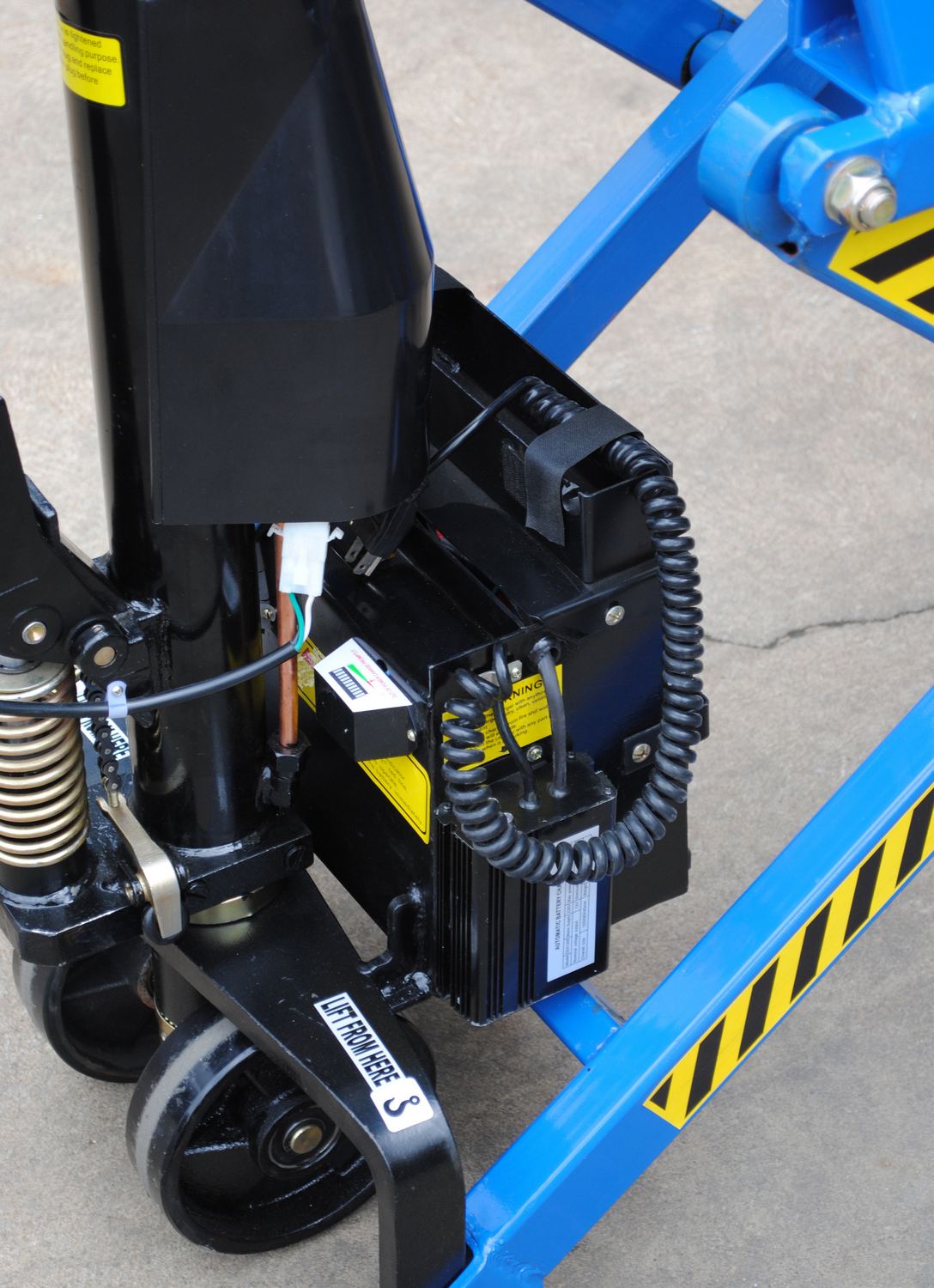 Vestil Manufacturing Corp Dual Power Tote Lifter– – Now available at MTN Shop US. - imagen 4