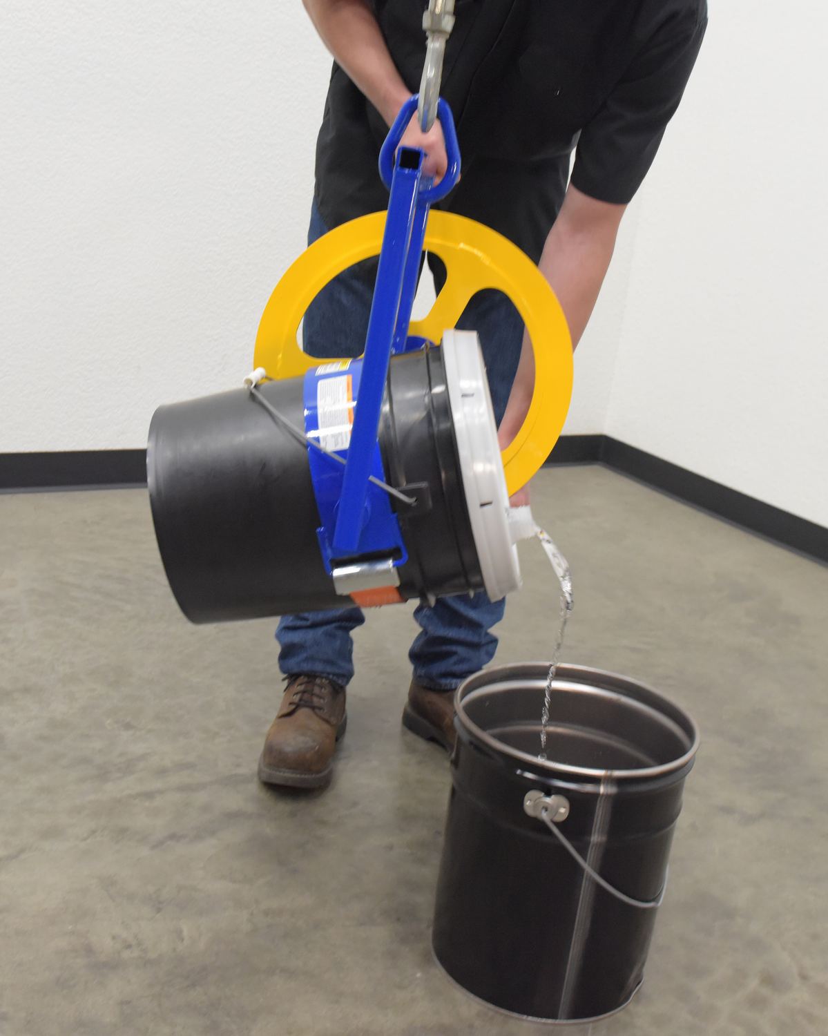 Vestil Manufacturing Corp Hoist Mounted Pail Carrier / Rotator– – Now available at MTN Shop US. - imagen 5