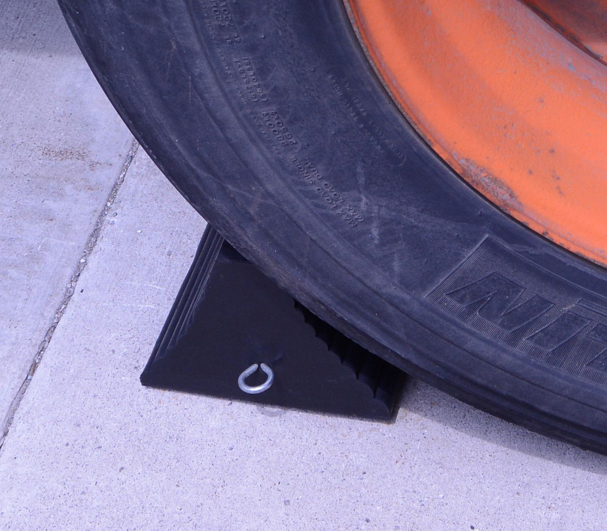 Vestil Manufacturing Corp Rubber Wheel Chocks– – Now available at MTN Shop US. - imagen 3