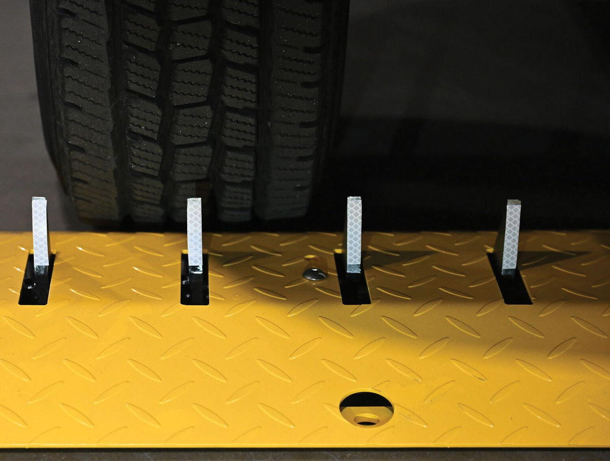Vestil Manufacturing Corp Spiked (Anti-Backup) Speed Bump– – Now available at MTN Shop US. - imagen 7