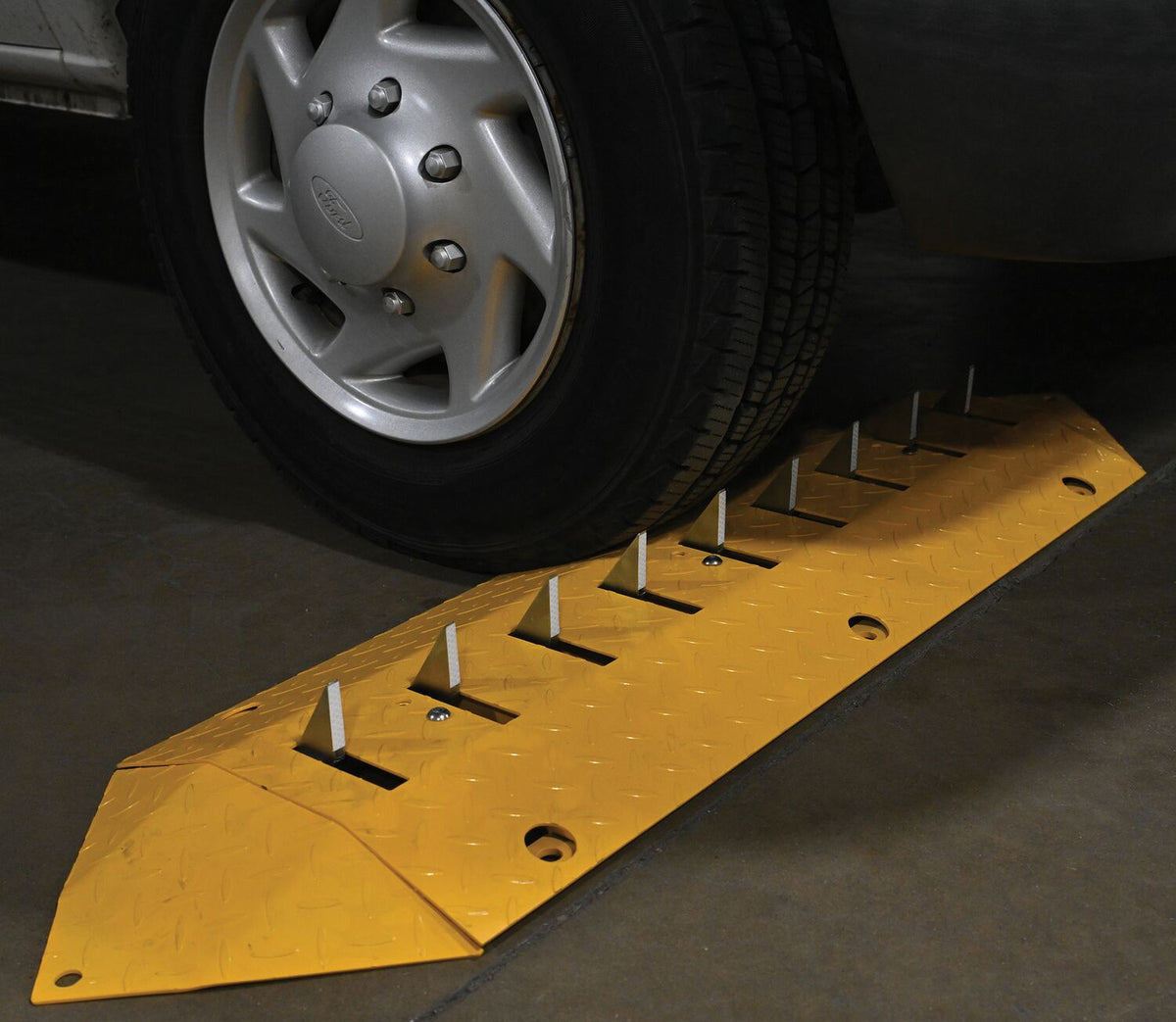 Vestil Manufacturing Corp Spiked (Anti-Backup) Speed Bump– – Now available at MTN Shop US. - imagen 8