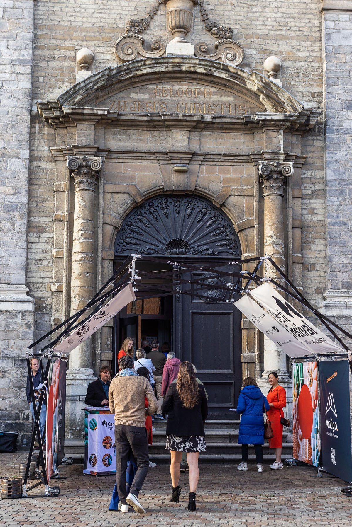 Konligo Arko470 foldable event structure with printed banners set up at the entrance of a historic building for a public event, now available on MTN SHOP US. - imagen 5