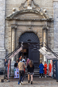 Konligo Arko470 foldable event structure with printed banners set up at the entrance of a historic building for a public event, now available on MTN SHOP US. - imagen 5