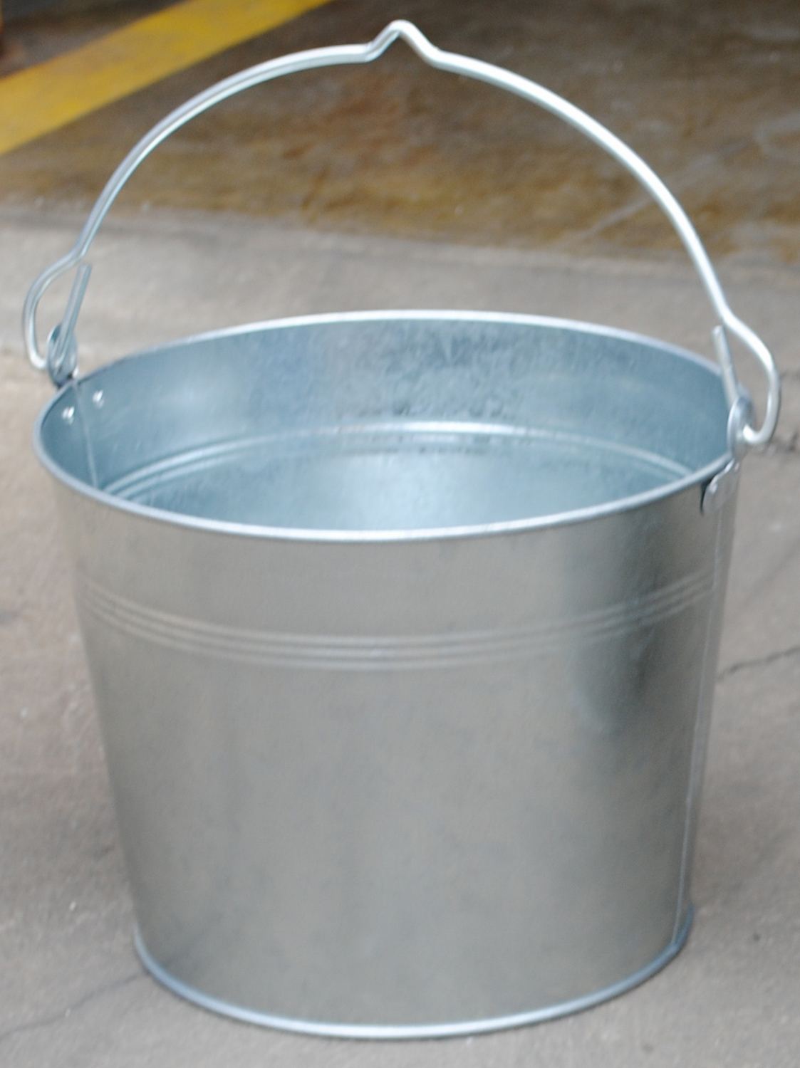 Vestil Manufacturing Corp Galvanized, Stainless Steel, & Bronze Buckets– – Now available at MTN Shop US. - imagen 4