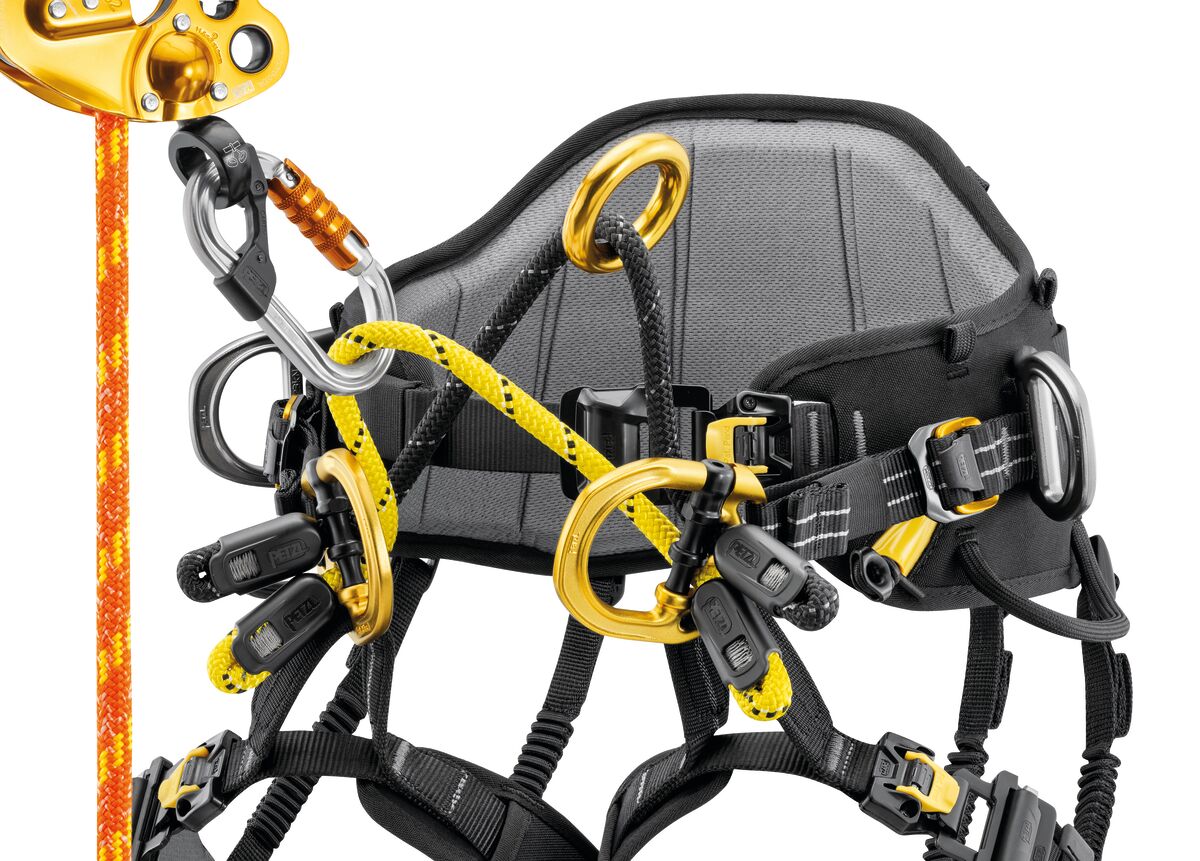 Petzl SEQUOIA Attachment Bridge installed on the gated attachment points of a SEQUOIA PLUS harness - imagen 4
