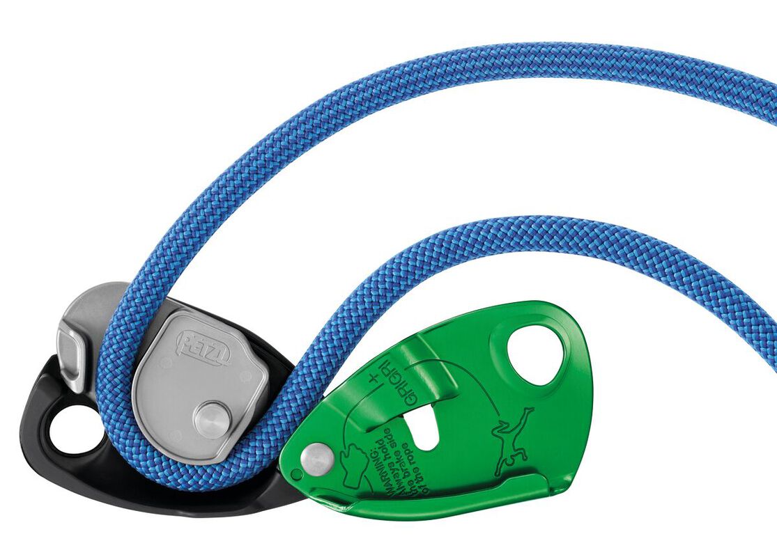 Green Petzl GRIGRI + belay device with blue rope threaded through, side view - imagen 11