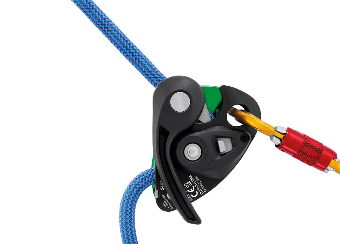 Green Petzl GRIGRI + belay device attached to a red carabiner with a blue rope - imagen 12