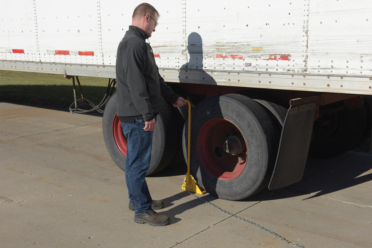 Vestil Manufacturing Corp Ergo-Handle Wheel Chocks– – Now available at MTN Shop US. - imagen 4