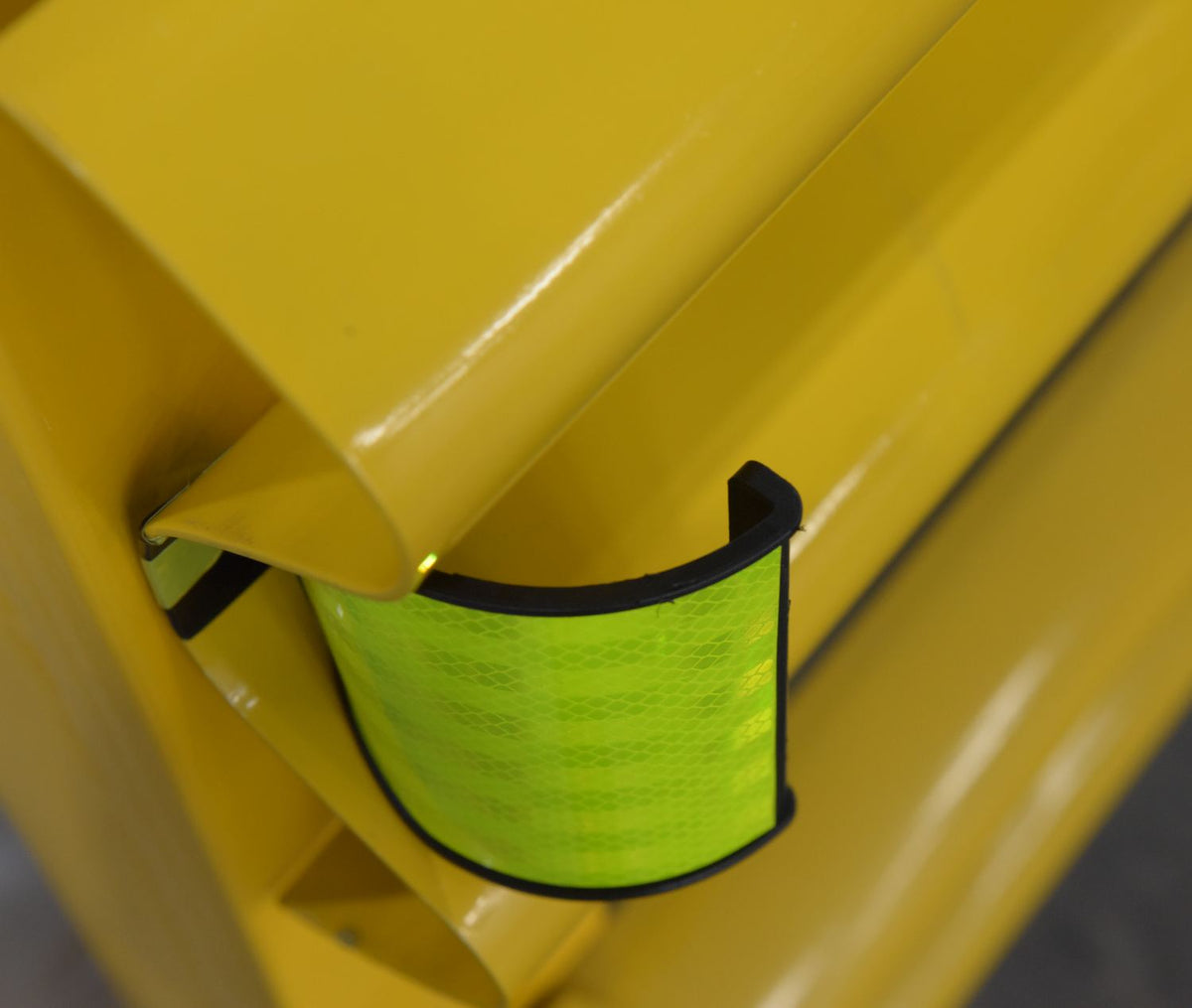 Vestil Manufacturing Corp Curved Guardrail Reflectors– – Now available at MTN Shop US. - imagen 4