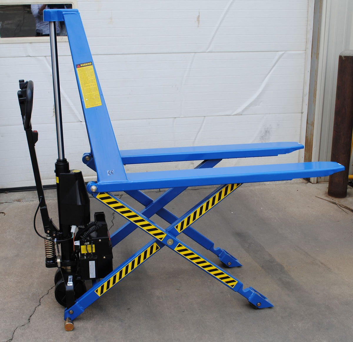 Vestil Manufacturing Corp Dual Power Tote Lifter– – Now available at MTN Shop US. - imagen 3