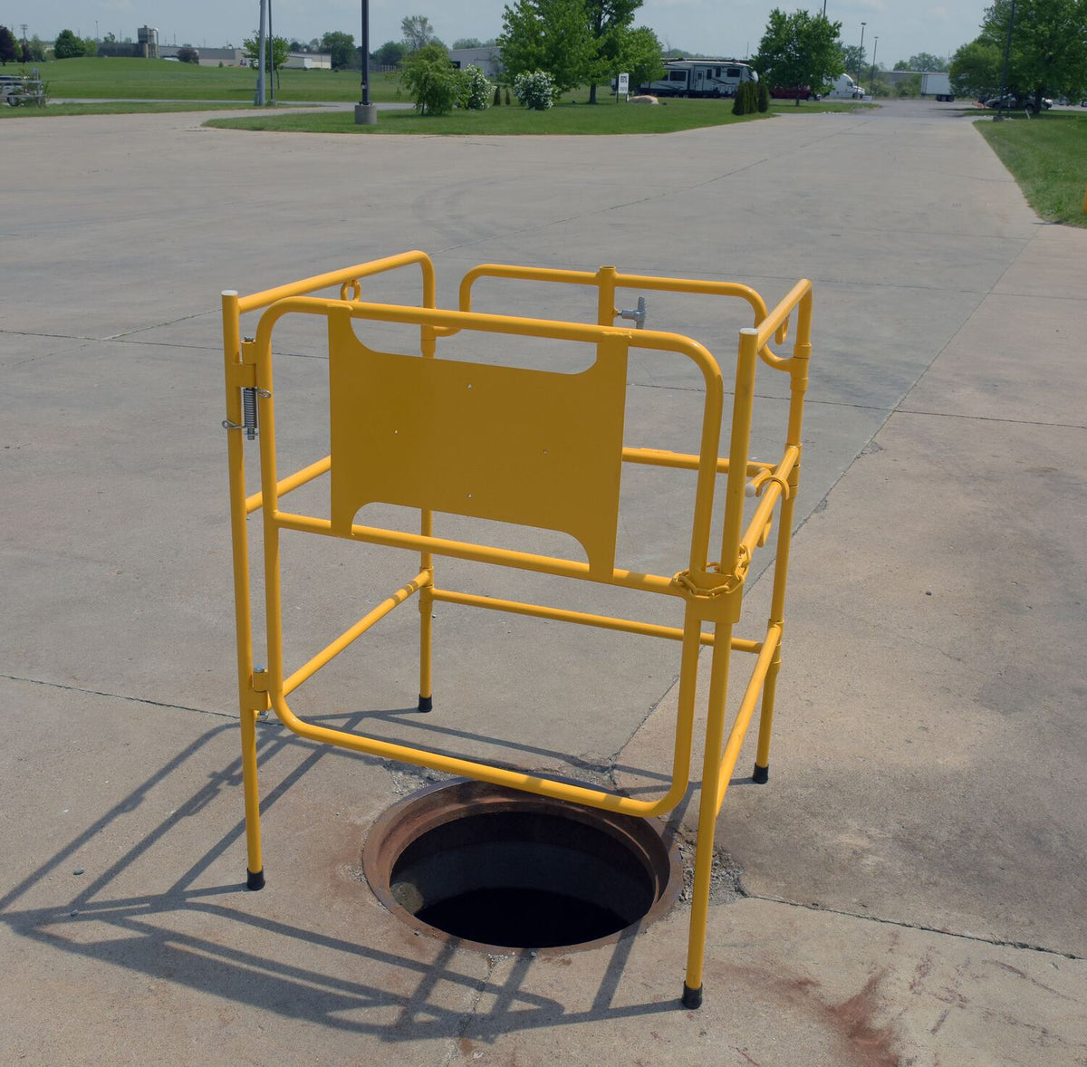 Vestil Manufacturing Corp Manhole Guard Rails– – Now available at MTN Shop US. - imagen 6
