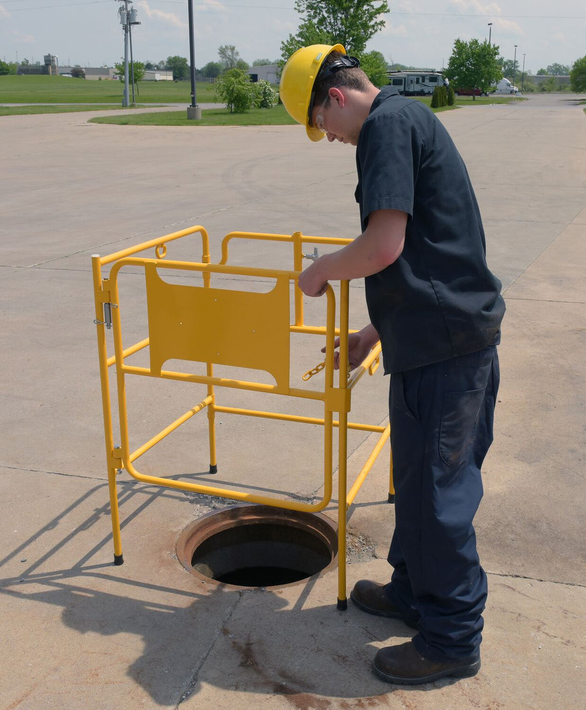 Vestil Manufacturing Corp Manhole Guard Rails– – Now available at MTN Shop US. - imagen 7