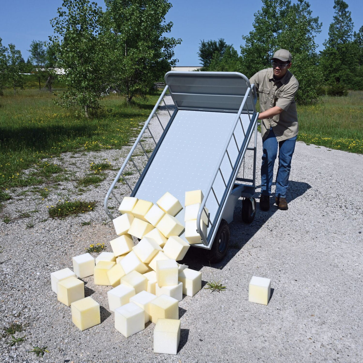 Vestil Manufacturing Corp Off-Road Traction Drive Powered Carts– – Now available at MTN Shop US. - imagen 5