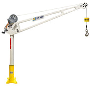 Profile view of an OZ Lifting XR Series davit crane equipped with a manual hand crank winch, wire rope, and a yellow floor mount base on a white background. - imagen 2