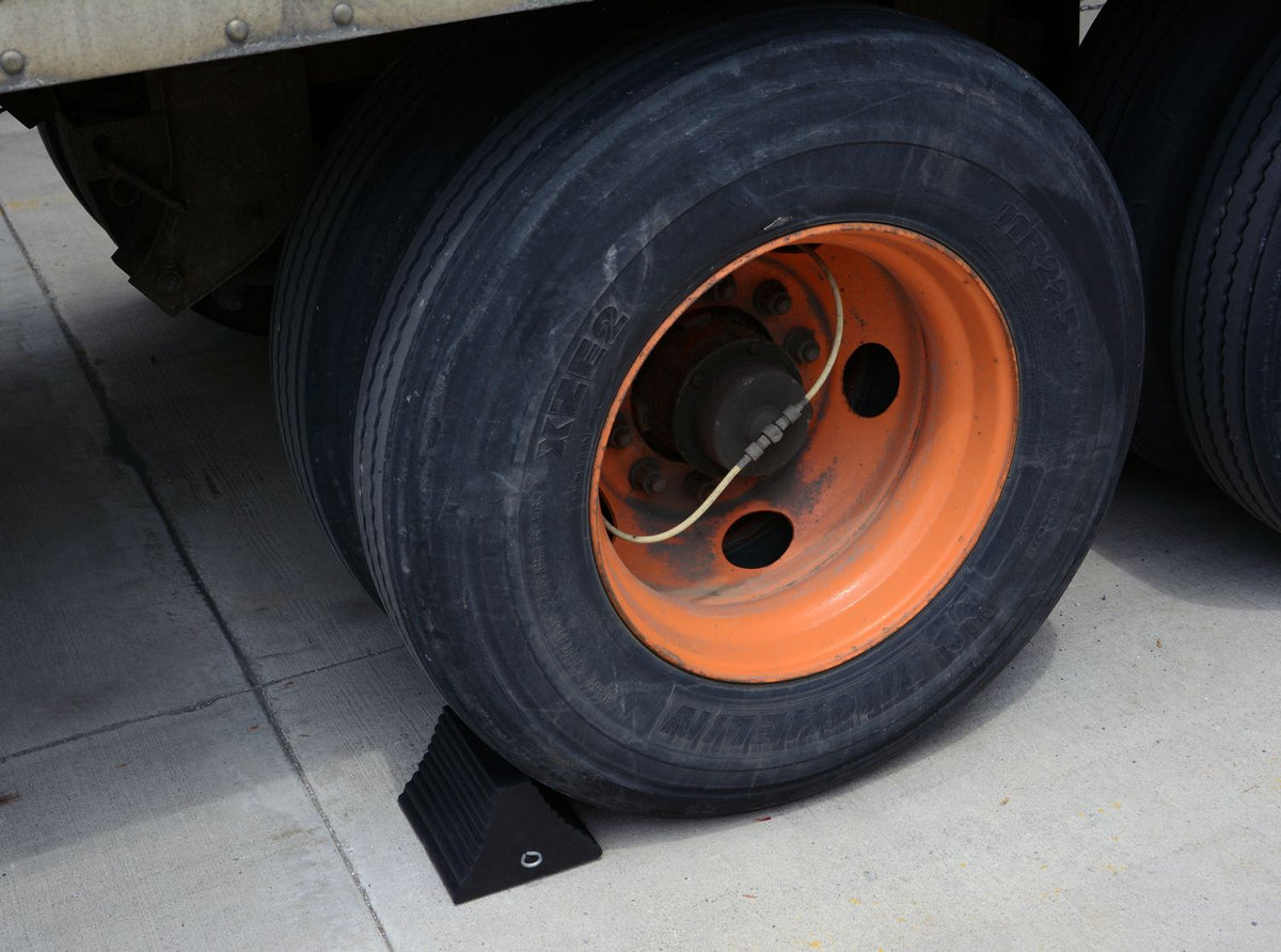 Vestil Manufacturing Corp Rubber Wheel Chocks– – Now available at MTN Shop US. - imagen 5