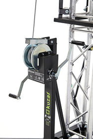 Close-up view of the heavy-duty manual steel-cable winch and safety brake handle mechanism mounted on the mast of the Kuzar K-10 tower lifting. - imagen 5