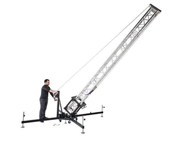 A single operator safely tilting the Kuzar K-10 tower lifting from a horizontal position into a vertical setup using the integrated manual steel-cable winch system. - imagen 6