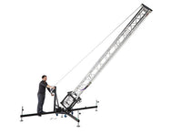 A single operator safely tilting the Kuzar K-10 tower lifting from a horizontal position into a vertical setup using the integrated manual steel-cable winch system. - imagen 6