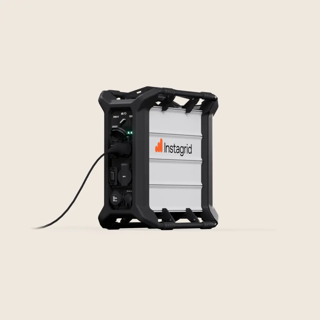 Instagrid GO 36 DV Side View - NEMA 5-20 Receptacles and Accessories Outlet
 - imagen 2