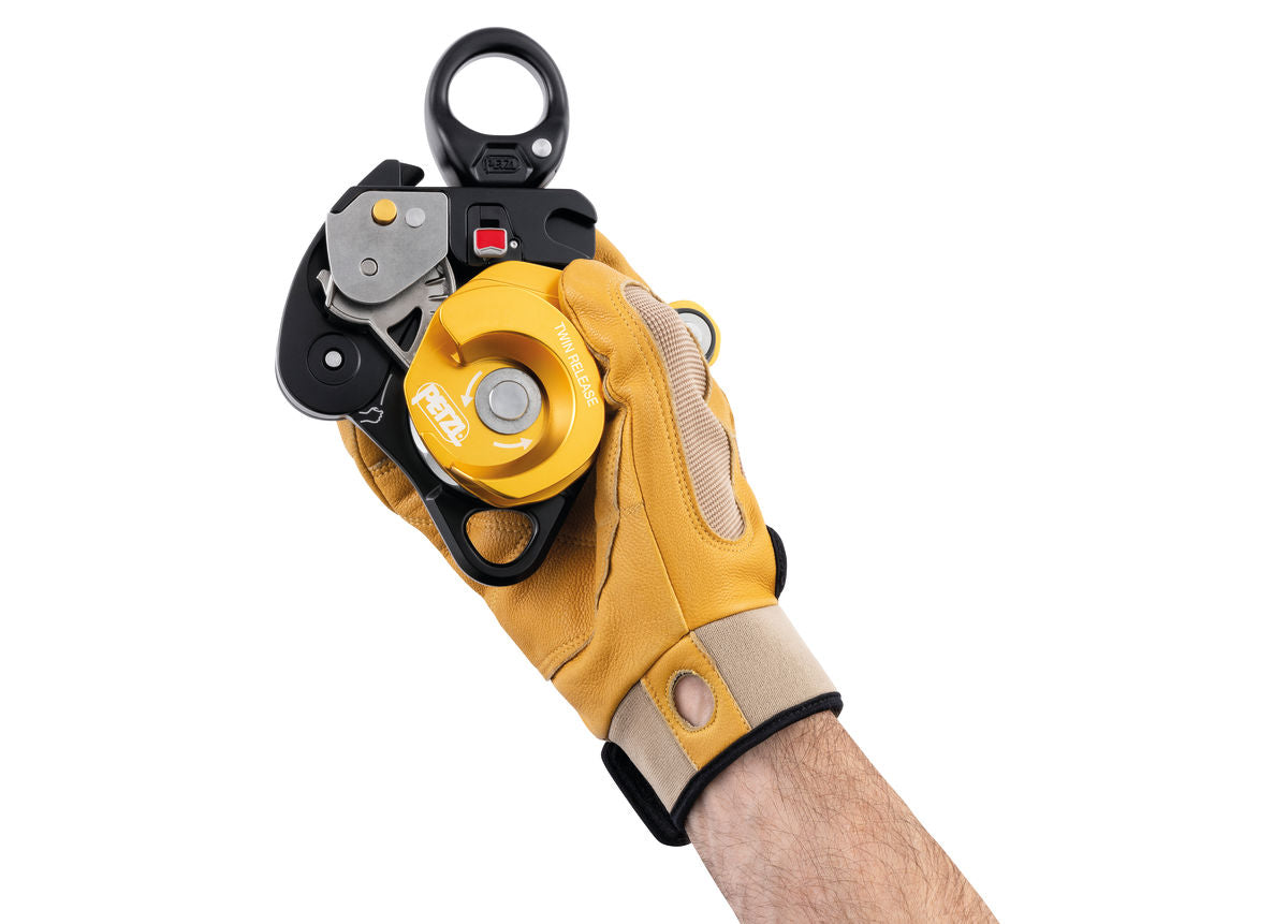 Man wearing a glove holding the twin pulley - imagen 5